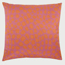 Vista frontal del cojín cuadrado Funk de 50 x 50 cm; presenta un patrón de "pinceladas" o manchas rectangulares irregulares en color naranja vibrante distribuidas rítmicamente sobre un fondo rosa intenso, creando un efecto visual dinámico y moderno.