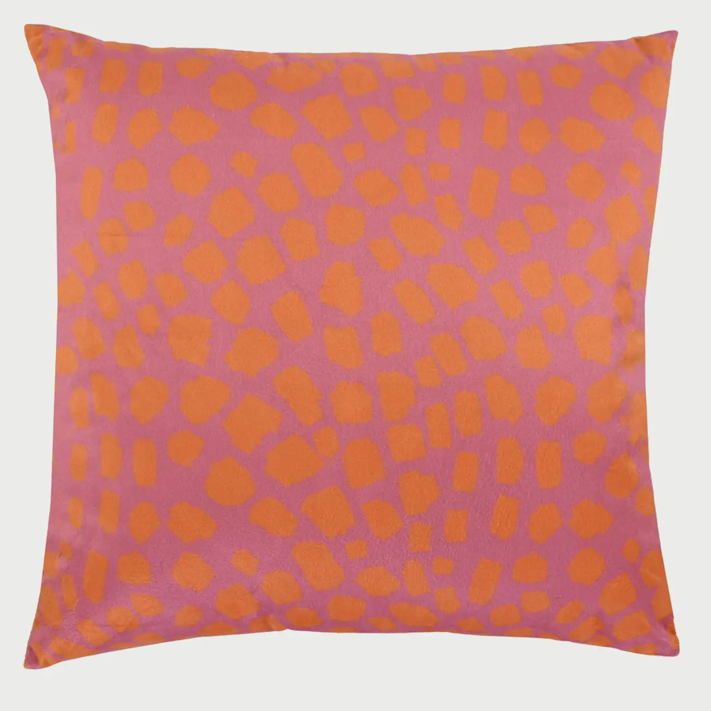 Vista frontal del cojín cuadrado Funk de 50 x 50 cm; presenta un patrón de "pinceladas" o manchas rectangulares irregulares en color naranja vibrante distribuidas rítmicamente sobre un fondo rosa intenso, creando un efecto visual dinámico y moderno.