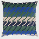 Vista frontal del cojín cuadrado Geométrico de 50 x 50 cm; presenta un diseño de inspiración digital con un patrón de píxeles escalonados que forman franjas horizontales en tonos azul cerúleo, verde bosque, azul marino y beige.