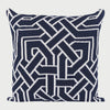 Vista frontal del cojín cuadrado Grecas de 50 x 50 cm; presenta un fondo de terciopelo en color azul marino profundo decorado con un patrón LINEAs continuas en un tono más claro, formando una greca geométrica que aporta ritmo y sofisticación.
