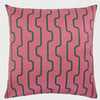 Vista frontal del cojín cuadrado Grecas de 50 x 50 cm; presenta un fondo textil en color rosa suave decorado con un patrón LINEAs verticales serpenteantes en color verde obscuro, creando una greca moderna y rítmica que recorre toda la superficie.
