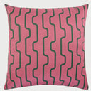 Vista frontal del cojín cuadrado Grecas de 50 x 50 cm; presenta un fondo textil en color rosa suave decorado con un patrón LINEAs verticales serpenteantes en color verde obscuro, creando una greca moderna y rítmica que recorre toda la superficie.