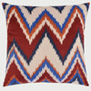 Vista frontal del cojín cuadrado Groovy de 50 x 50 cm; presenta un diseño dinámico de zigzag o 