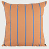 Vista frontal del cojín cuadrado Linderos de 50 x 50 cm; presenta un diseño de estilo contemporáneo con una base de tela en color naranja terracota decorada con finas rayas verticales en color azul cerúleo distribuidas uniformemente.