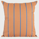 Vista frontal del cojín cuadrado Linderos de 50 x 50 cm; presenta un diseño de estilo contemporáneo con una base de tela en color naranja terracota decorada con finas rayas verticales en color azul cerúleo distribuidas uniformemente.