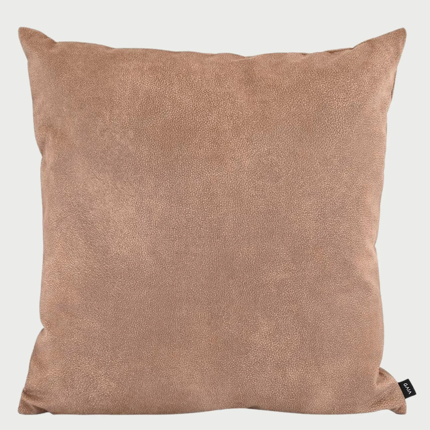 Vista frontal del cojin cuadrado Lorenzo de 45 x 45 cm; presenta una superficie textil en color café con una textura granulada sutil que aporta una apariencia orgánica y acogedora.