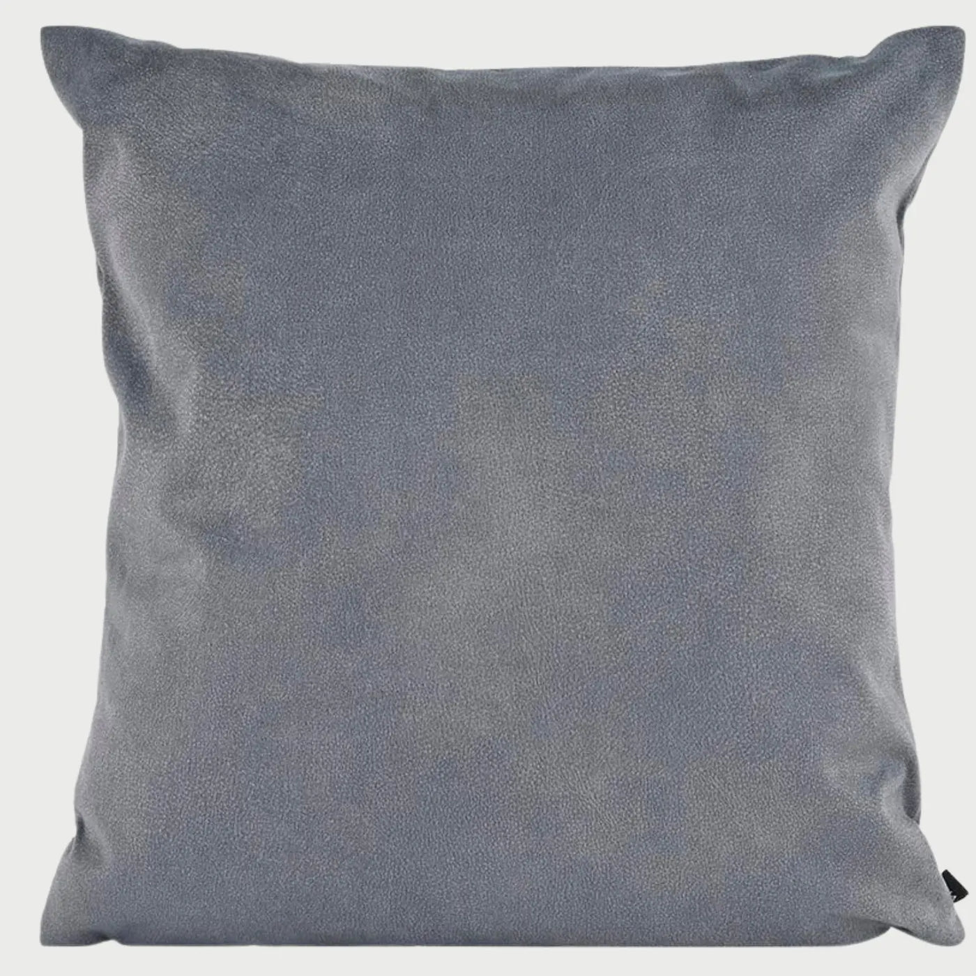 Vista frontal del cojín Lorenzo en color gris; su tono medio y textura táctil lo convierten en un accesorio versátil para complementar sofás o camas de estilo contemporáneo.