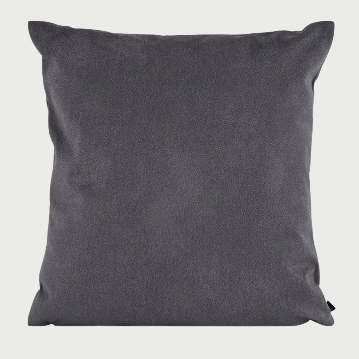 Vista frontal del cojín Lorenzo en color gris obscuro; el acabado grafito resalta la profundidad de la textura textil, ideal para crear contrastes modernos en ambientes neutros.