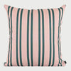 Vista frontal del cojín cuadrado Marakari de 45 x 45 cm; presenta un diseño de rayas verticales verdes de grosores variables sobre un fondo textil en color beige rosado, creando un patrón moderno y rítmico.