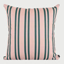 Vista frontal del cojín cuadrado Marakari de 45 x 45 cm; presenta un diseño de rayas verticales verdes de grosores variables sobre un fondo textil en color beige rosado, creando un patrón moderno y rítmico.