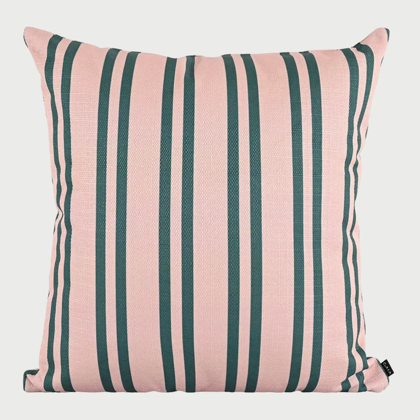 Vista frontal del cojín cuadrado Marakari de 45 x 45 cm; presenta un diseño de rayas verticales verdes de grosores variables sobre un fondo textil en color beige rosado, creando un patrón moderno y rítmico.