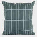 Vista frontal del cojín cuadrado Monsaui de 50 x 50 cm; presenta un diseño minimalista de cuadrícula lineal en color gris claro sobre un fondo textil verde bosque, creando un patrón de rectángulos verticales organizados y modernos.