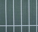 Acercamiento al textil del cojín Monsaui; muestra la trama cerrada y resistente de la tela con un acabado mate, resaltando la precisión de las líneas grises y la etiqueta lateral negra de GAIA en la esquina inferior.