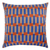 Vista frontal del cojín cuadrado Oasis de 50 x 50 cm; presenta un diseño de rejilla geométrica compuesto por franjas verticales en azul vibrante y beige, interceptadas por pequeños bloques cuadrados en naranja intenso que crean un efecto visual de tejido tridimensional.