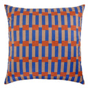 Vista frontal del cojín cuadrado Oasis de 50 x 50 cm; presenta un diseño de rejilla geométrica compuesto por franjas verticales en azul vibrante y beige, interceptadas por pequeños bloques cuadrados en naranja intenso que crean un efecto visual de tejido tridimensional.
