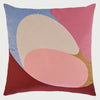 Vista frontal del cojín cuadrado Ocaso de 50 x 50 cm; presenta un diseño artístico de grandes formas ovaladas y curvas superpuestas en una paleta de colores que incluye azul cielo, rosa pastel, magenta, borgoña y ocre, evocando los matices de un atardecer abstracto.