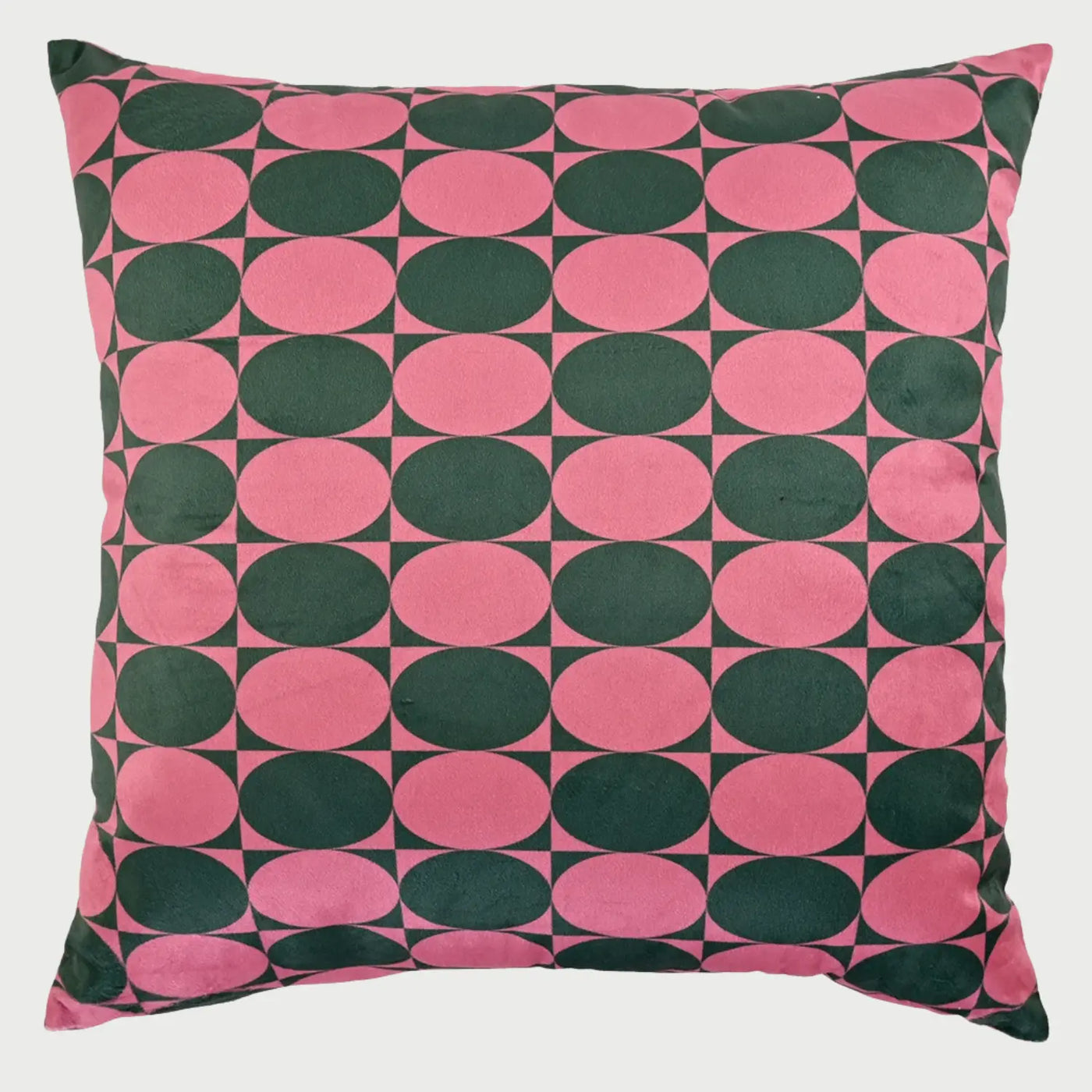 Vista frontal del cojín cuadrado Ovalo de 50 x 50 cm; presenta un patrón rítmico de óvalos horizontales en color verde bosque sobre un fondo rosa vibrante, creando un contraste moderno y dinámico con una estética de inspiración retro.