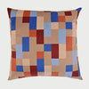 Vista frontal del cojín cuadrado Pixel de 50 x 50 cm; presenta un diseño de bloques rectangulares de diversos tamaños dispuestos de forma vertical, combinando una paleta de azul vibrante, azul cielo, naranja terracota y rojo sobre un fondo beige neutro.