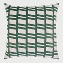 Vista frontal del cojín cuadrado Sereno de 50 x 50 cm; presenta un diseño de cuadrícula estructurada formada por líneas verticales y horizontales de distintos grosores en color verde bosque sobre un fondo blanco, creando un patrón de rectángulos dinámico y moderno.