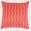 Vista frontal del cojín cuadrado Soul de 50 x 50 cm; presenta un dinámico diseño de franjas verticales rítmicas en tonos rojo intenso, naranja vibrante y rosa suave, dispuestas en bloques que crean un efecto visual de textura y profundidad.