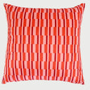 Vista frontal del cojín cuadrado Soul de 50 x 50 cm; presenta un dinámico diseño de franjas verticales rítmicas en tonos rojo intenso, naranja vibrante y rosa suave, dispuestas en bloques que crean un efecto visual de textura y profundidad.