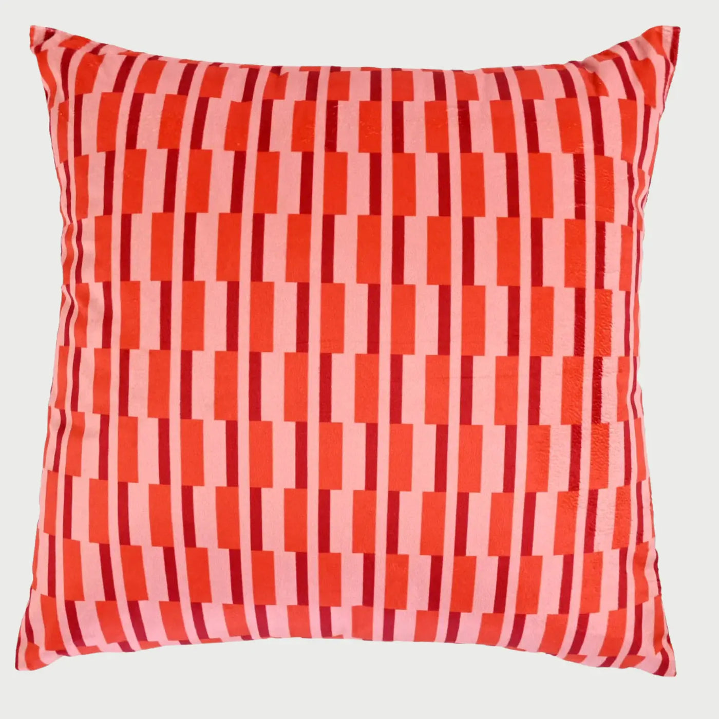 Vista frontal del cojín cuadrado Soul de 50 x 50 cm; presenta un dinámico diseño de franjas verticales rítmicas en tonos rojo intenso, naranja vibrante y rosa suave, dispuestas en bloques que crean un efecto visual de textura y profundidad.
