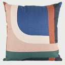 Vista frontal del cojín cuadrado Tayrona de 50 x 50 cm; presenta un diseño de bloques de color asimétricos con una gran forma curva en azul cobalto enmarcada por franjas en color crema, rosa pálido, terracota y verde bosque en la base.