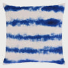 Vista frontal del cojín cuadrado TieDye de 50 x 50 cm; presenta un diseño de franjas horizontales en azul vibrante sobre un fondo blanco, con bordes difuminados e irregulares que imitan la técnica de teñido artesanal, aportando un estilo bohemio y relajado.