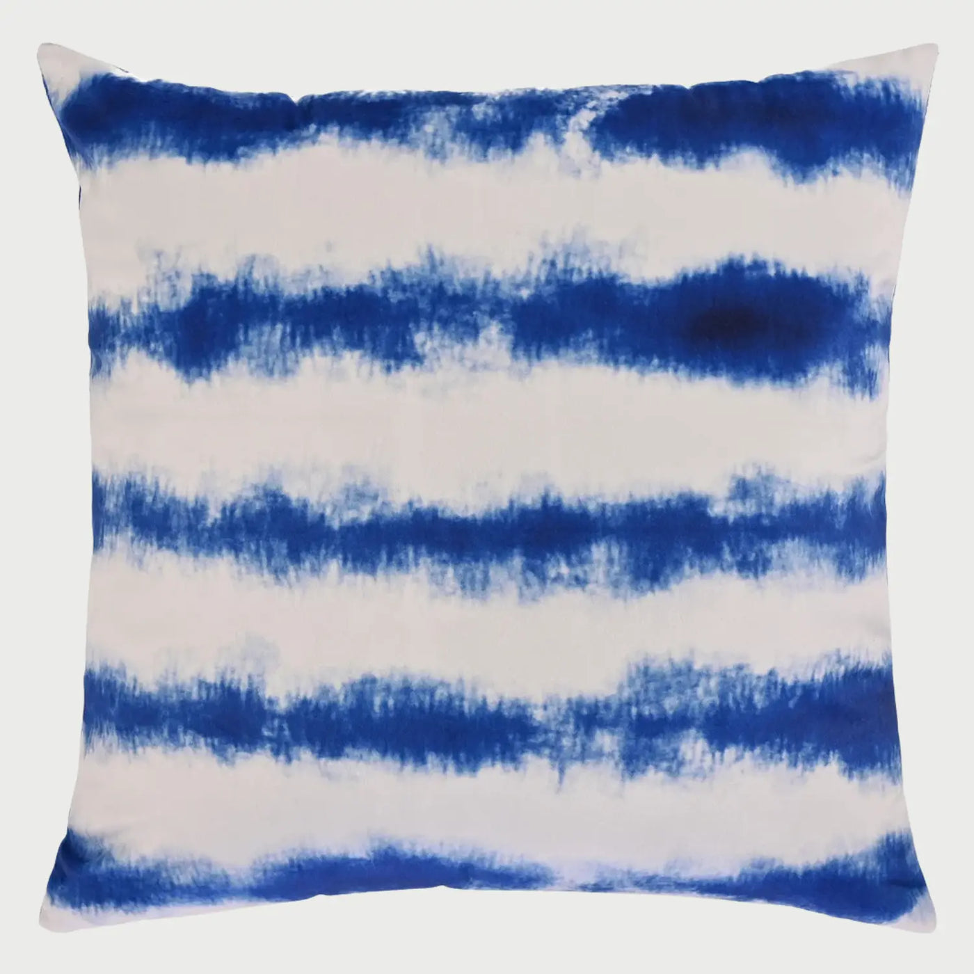 Vista frontal del cojín cuadrado TieDye de 50 x 50 cm; presenta un diseño de franjas horizontales en azul vibrante sobre un fondo blanco, con bordes difuminados e irregulares que imitan la técnica de teñido artesanal, aportando un estilo bohemio y relajado.