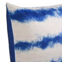 Acercamiento al textil del cojín TieDye; se observa la textura densa y sedosa del terciopelo premium, destacando el degradado orgánico del color azul y la calidad de la impresión que captura los detalles sutiles del efecto de teñido manual.