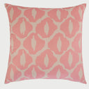 Vista frontal del cojín cuadrado Vintage de 50 x 50 cm; presenta un patrón repetitivo inspirado en la técnica ikat con formas romboidales orgánicas en color rosa pastel sobre un fondo crema, evocando una estética retro y suave.
