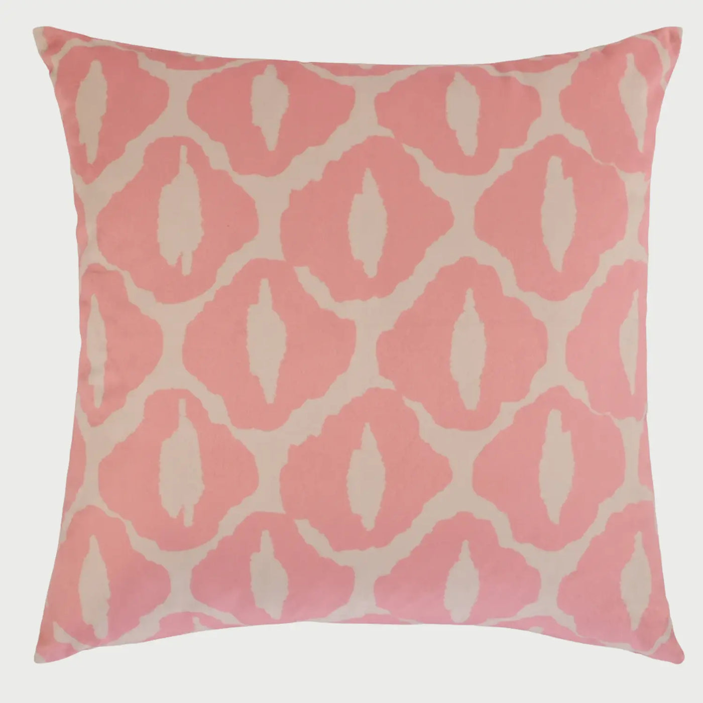 Vista frontal del cojín cuadrado Vintage de 50 x 50 cm; presenta un patrón repetitivo inspirado en la técnica ikat con formas romboidales orgánicas en color rosa pastel sobre un fondo crema, evocando una estética retro y suave.