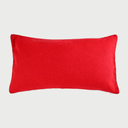 Vista frontal del cojín rectangular Víspera de 30 x 50 cm; fabricado en lana de color rojo intenso, destaca por su superficie lisa y un ribete decorativo bicolor en blanco y negro que recorre todo su perímetro.