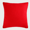 Vista frontal del cojín cuadrado Víspera de 45 x 45 cm; confeccionado en lana de color rojo intenso, resalta por su diseño liso enmarcado por un ribete perimetral bicolor en blanco y negro que le otorga un acabado definido y elegante.