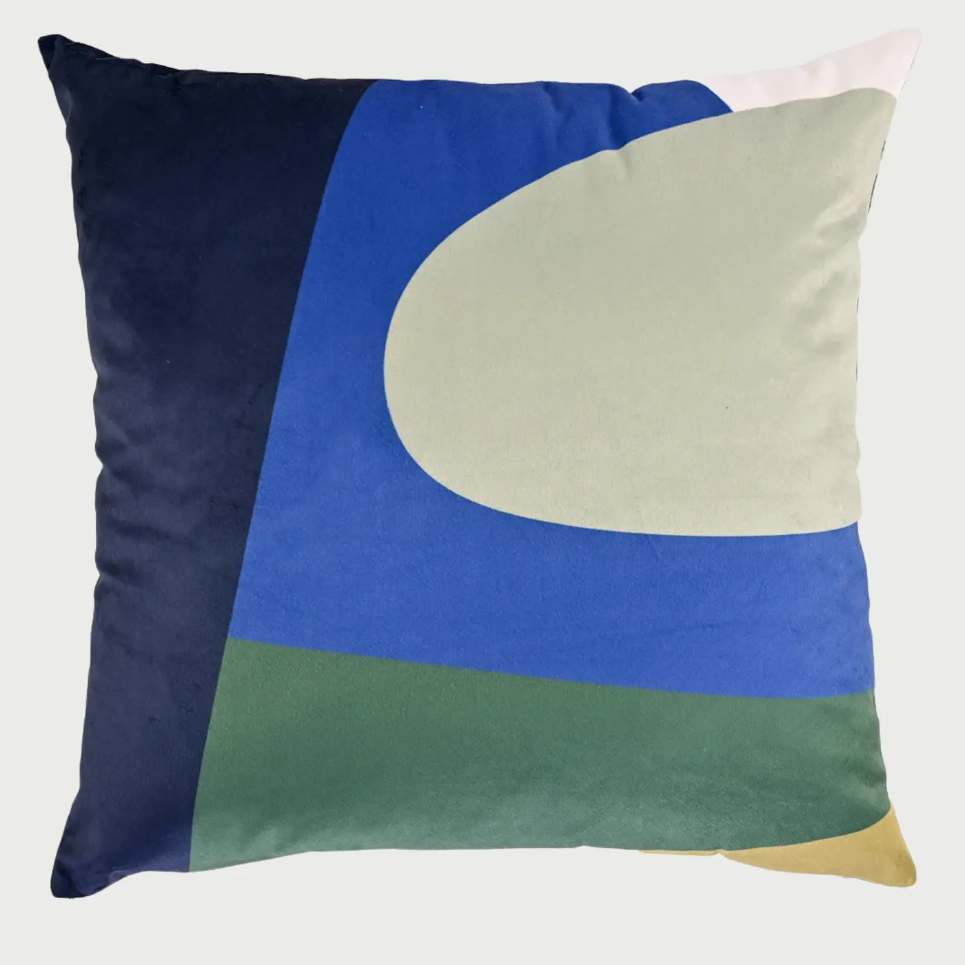 Vista frontal del cojín cuadrado Voluta de 50 x 50 cm; presenta una composición artística de grandes bloques curvos y formas elípticas en una paleta de azul marino, azul rey, verde bosque y gris pálido, evocando un paisaje abstracto de inspiración moderna.