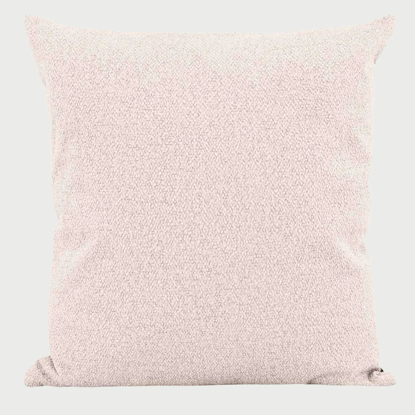 Vista frontal del cojín Zamorina de 50 x 50 cm en color blanco; presenta el patrón de flores estilizadas en un tono sutil sobre un fondo blanco puro, creando una pieza decorativa luminosa y minimalista.