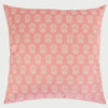 Vista frontal del cojín cuadrado Zamorina de 50 x 50 cm en color rosa; presenta un patrón repetitivo de flores blancas estilizadas distribuidas uniformemente sobre un fondo rosa pastel de textura aterciopelada.