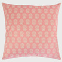 Vista frontal del cojín cuadrado Zamorina de 50 x 50 cm en color rosa; presenta un patrón repetitivo de flores blancas estilizadas distribuidas uniformemente sobre un fondo rosa pastel de textura aterciopelada.