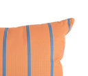 Cojín cuadrado de 50 x 50 cm con fondo naranja y rayas azules, ideal para añadir un toque de color y confort a tu hogar.