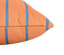Cojín cuadrado Linderos de 50 x 50 cm con base naranja y rayas azules, presenta un diseño elegante y moderno.
