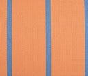 Cojín cuadrado Linderos de 50 x 50 cm con un diseño moderno de rayas azules sobre fondo naranja, ideal para decorar tu hogar.