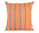Cojín cuadrado Linderos de 50 x 50 cm con un diseño de rayas verticales en naranja y azul, ideal para decorar tu hogar.
