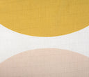 Cojín Balance de 45x45 cm en amarillo con un diseño atractivo y texturas suaves, ideal para decorar tu hogar.