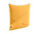 Cojín Bunek de 50x50 cm en dorado, con superficie texturizada y diseño diagonal, ideal para decorar tu hogar.