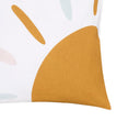 Cojín cuadrado Boho Sol con diseño en color mostaza y elementos coloridos sobre fondo blanco, ideal para decorar tu hogar.