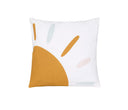 Cojín cuadrado Boho Sol con diseño de sol en colores amarillos y pasteles sobre fondo blanco, ideal para decorar tu hogar.