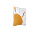 Cojín cuadrado Boho Sol con diseño de sol amarillo y elementos coloridos sobre fondo blanco, ideal para decorar tu hogar.