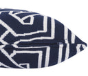 Cojín cuadrado Grecas de 50 x 50 cm con un diseño geométrico en azul y blanco, ideal para decorar tu hogar con estilo.