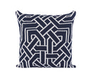 Cojín cuadrado de 50 x 50 cm con un diseño geométrico en azul marino y blanco, ideal para decorar tu hogar con estilo.