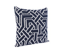 Cojín cuadrado de 50 x 50 cm con un diseño geométrico en tonos azul y blanco, ideal para decorar tu hogar con estilo.